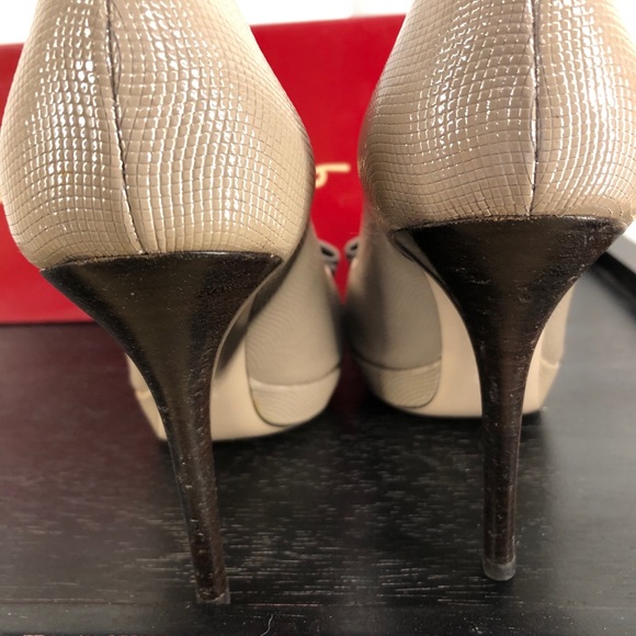 Salvador Ferragamo peep toe bow nude pumps size 7 - Picture 7 of 9